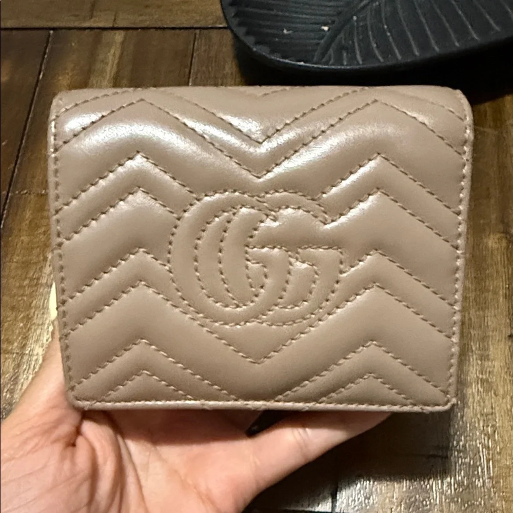 Gucci Beige Quilted Leather Wallet - Picture 2 of 5